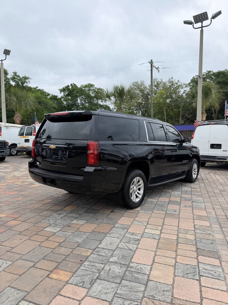 Used 2018 Chevrolet Suburban LT RWD image 5