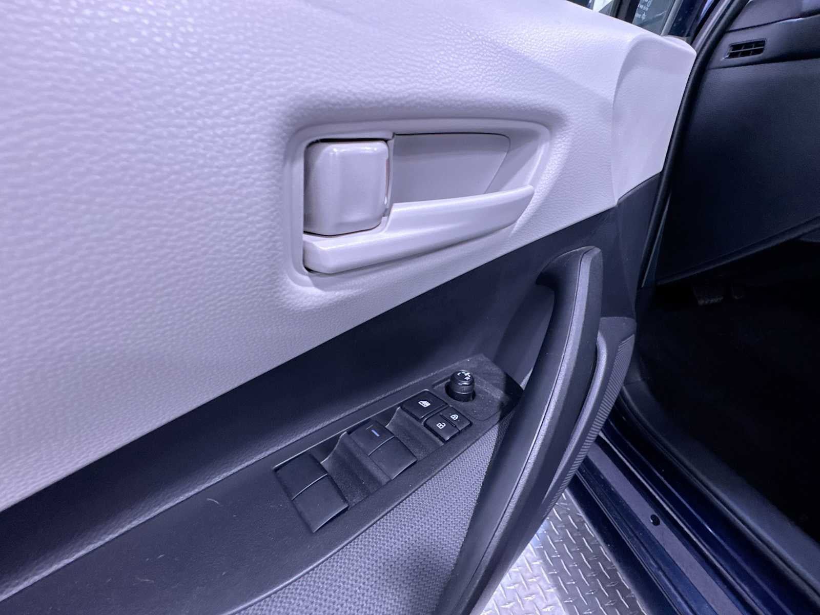 Used 2023 Toyota Corolla LE w/ LE Convenience Package FWD image 12