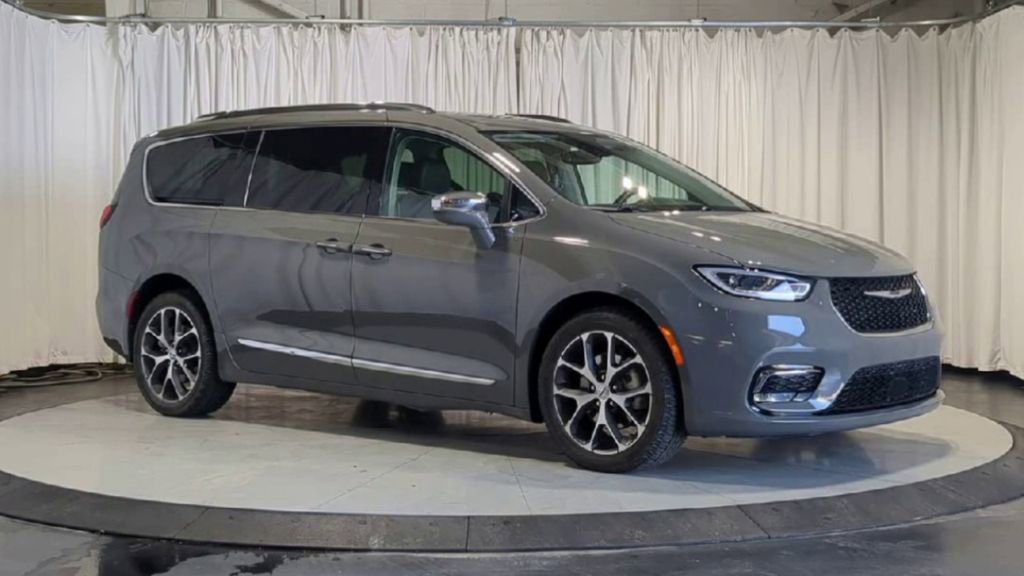 Used 2021 Chrysler Pacifica Limited w/ Uconnect Theater Family Group AWD/4WD image 3