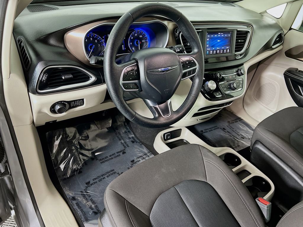 Used 2020 Chrysler Voyager LX image 9