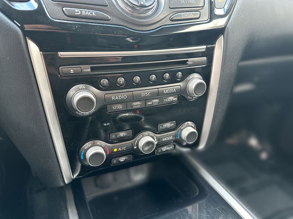 Used 2018 Nissan Pathfinder SV image 16