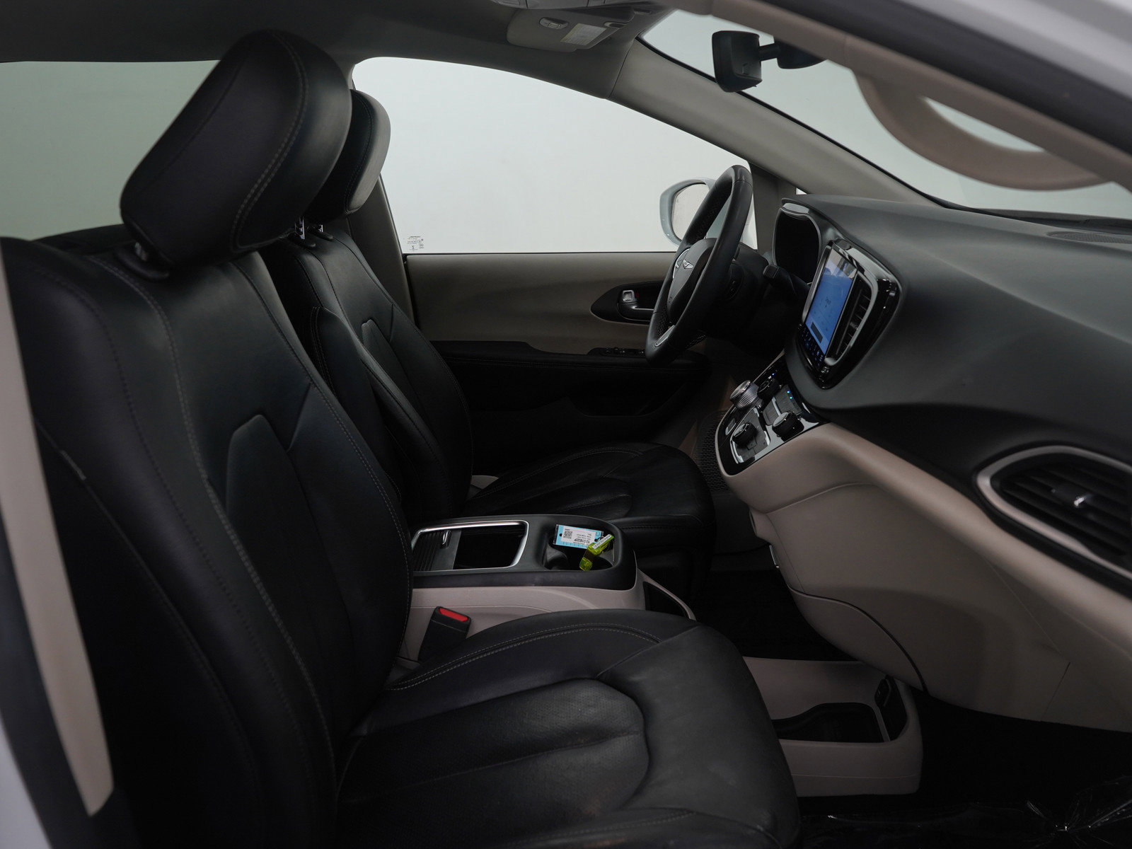 Used 2022 Chrysler Pacifica Touring-L w/ Uconnect Theater Family Group image 11