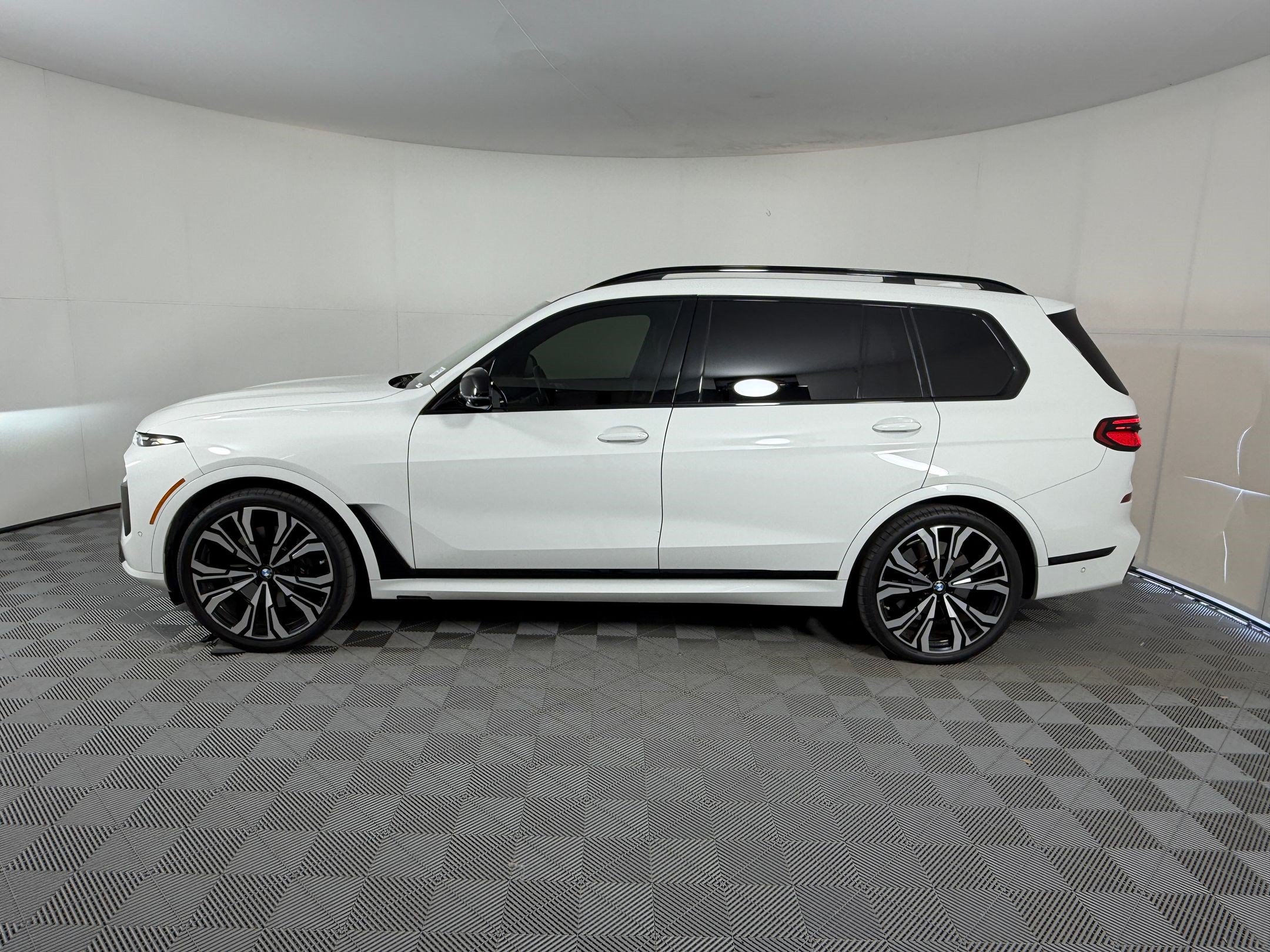 Used 2024 BMW X7 M60i w/ Executive Package AWD/4WD image 2