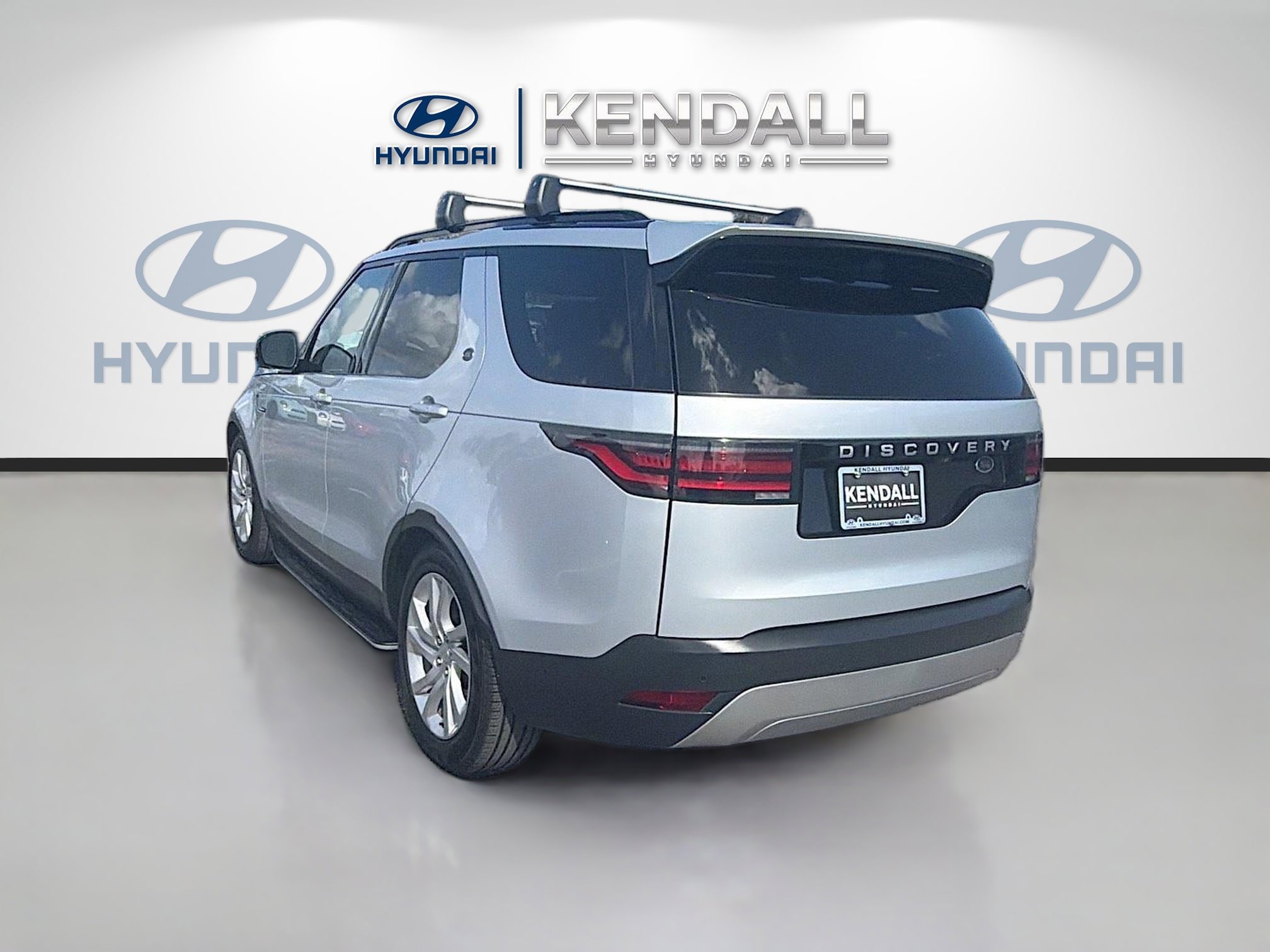 Used 2023 Land Rover Discovery S image 4