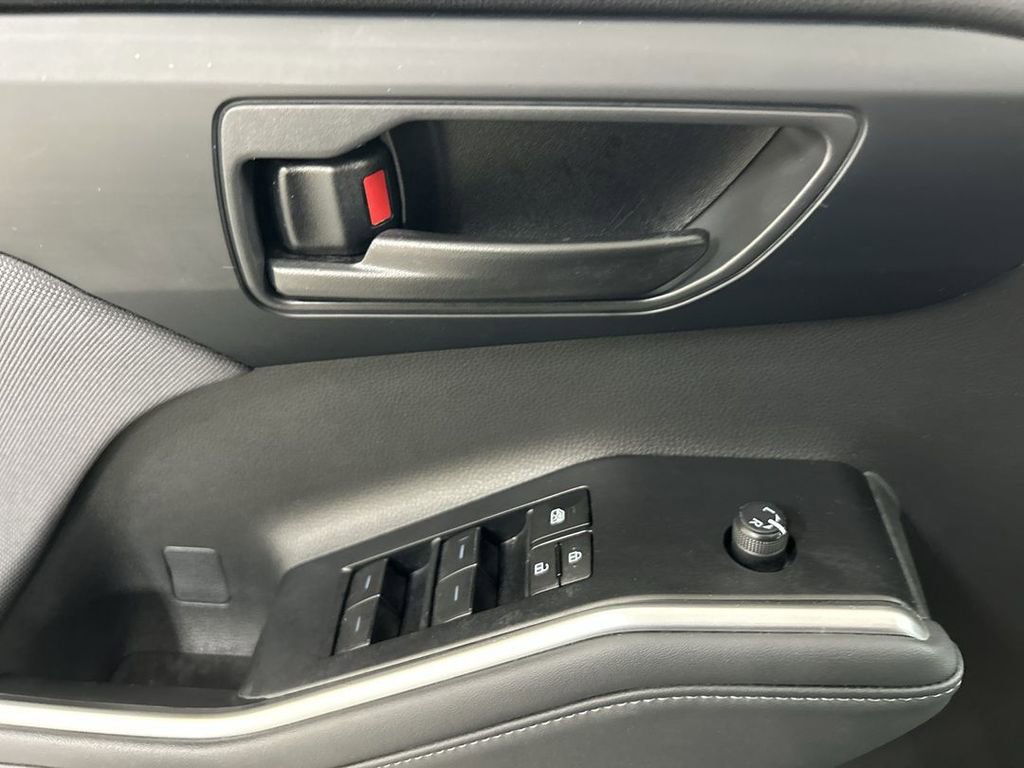 Used 2023 Toyota Highlander LE AWD/4WD image 11