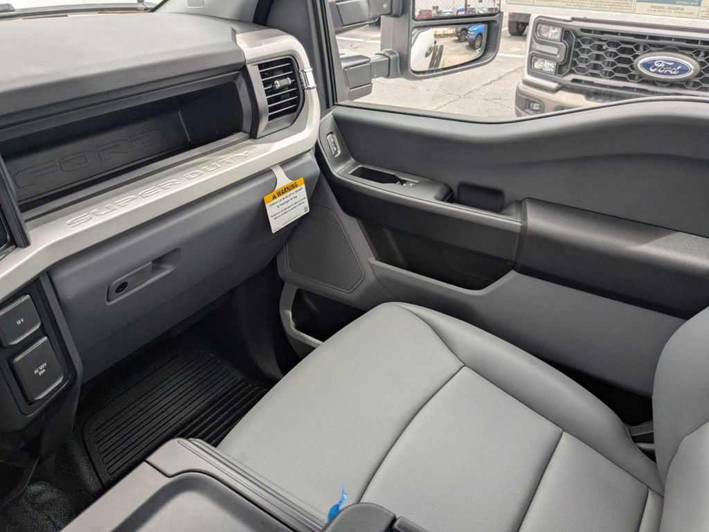 New 2025 Ford F550 4x4 Regular Cab Super Duty image 15