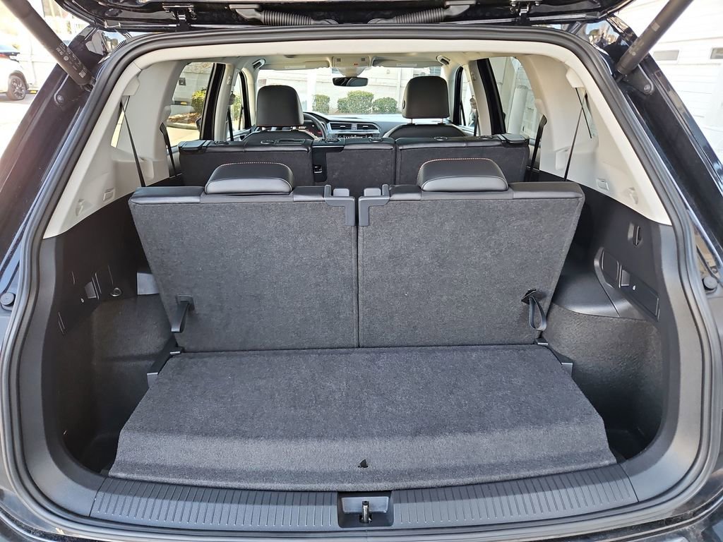 Used 2024 Volkswagen Tiguan Wolfsburg Edition image 31