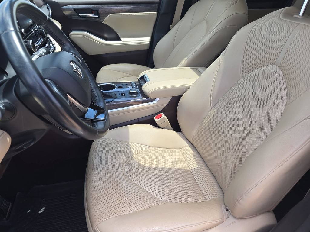 Used 2020 Toyota Highlander Limited w/ Protection Package #3 AWD/4WD image 16