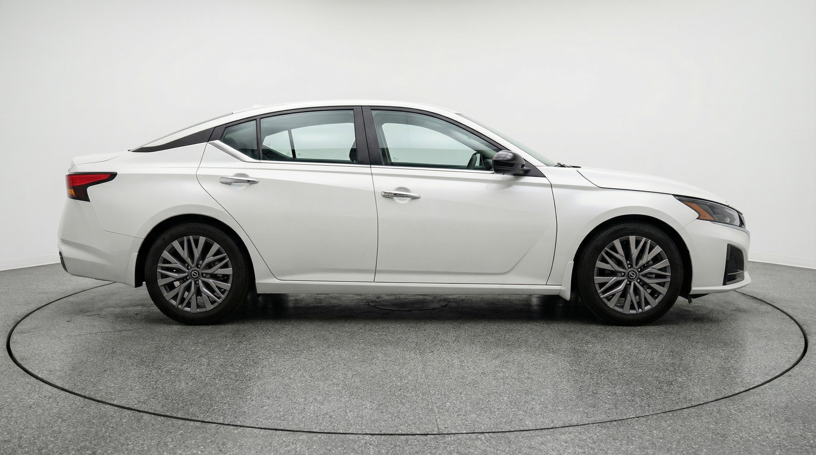 Used 2025 Nissan Altima 2.5 SV FWD image 11
