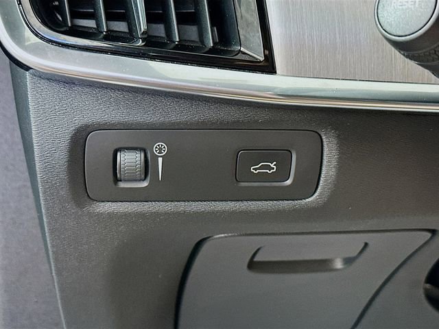 Used 2017 Volvo S90 T6 Momentum w/ Vision Package image 10