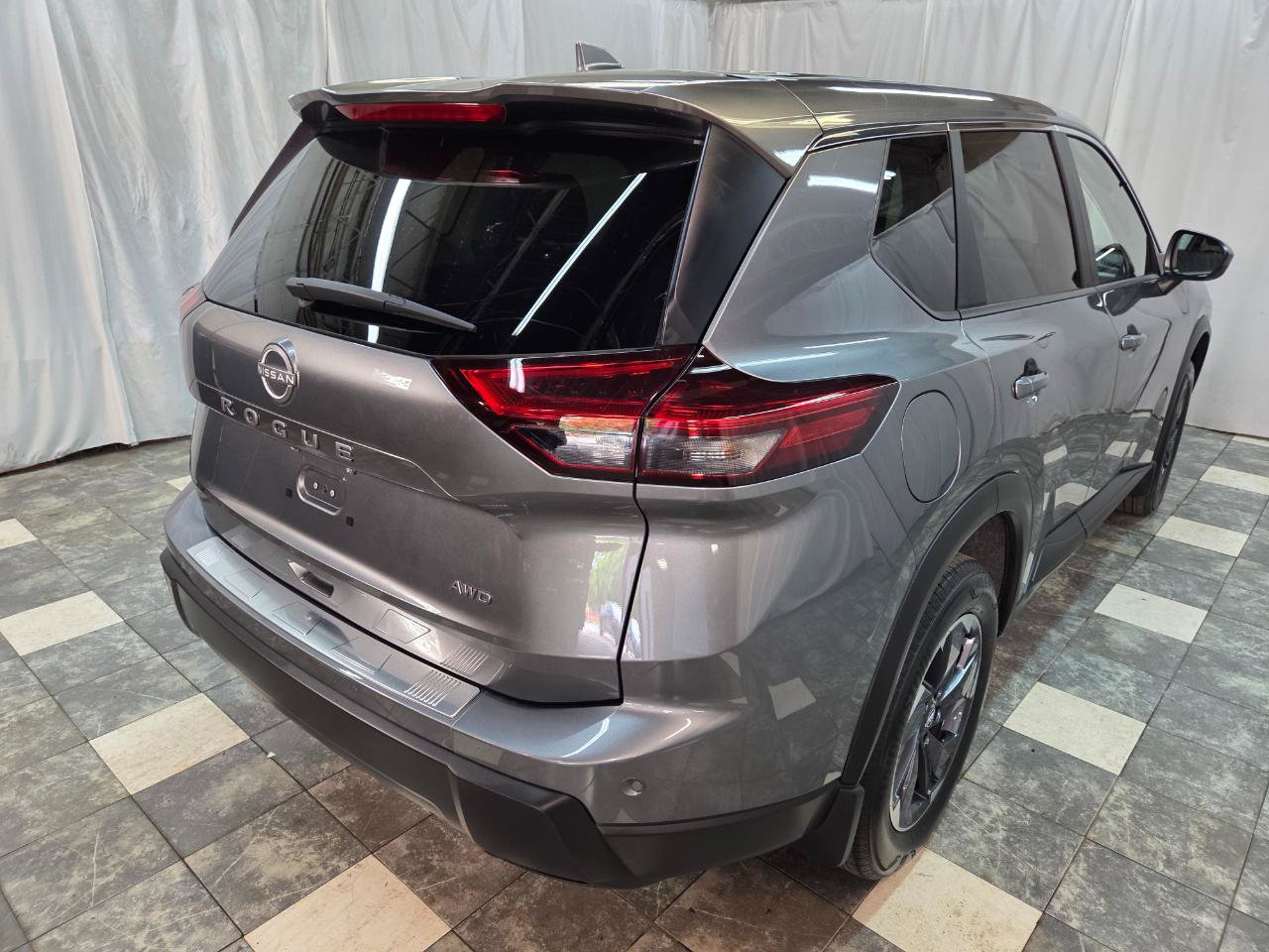 Used 2025 Nissan Rogue SV AWD/4WD image 5