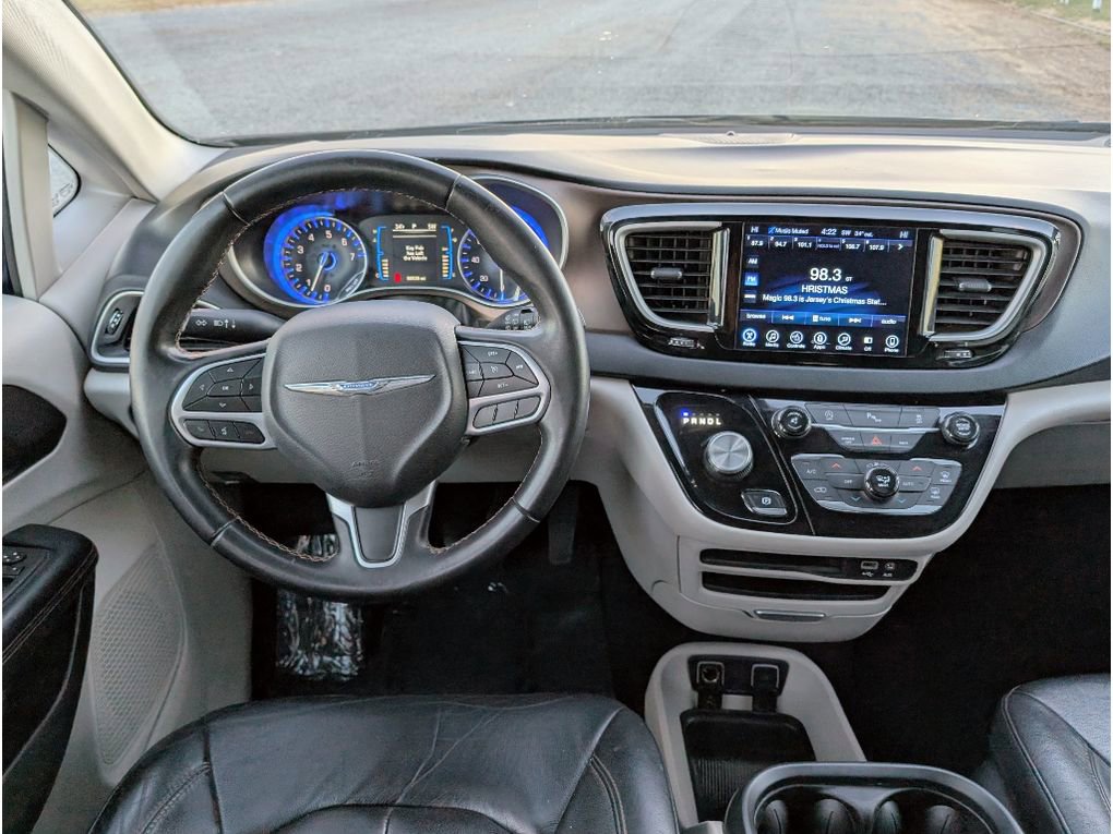 Used 2017 Chrysler Pacifica Touring-L image 28