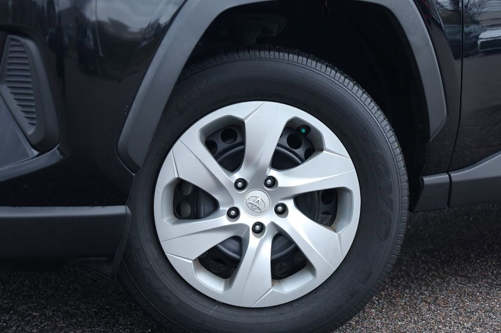 Used 2021 Toyota RAV4 LE image 19