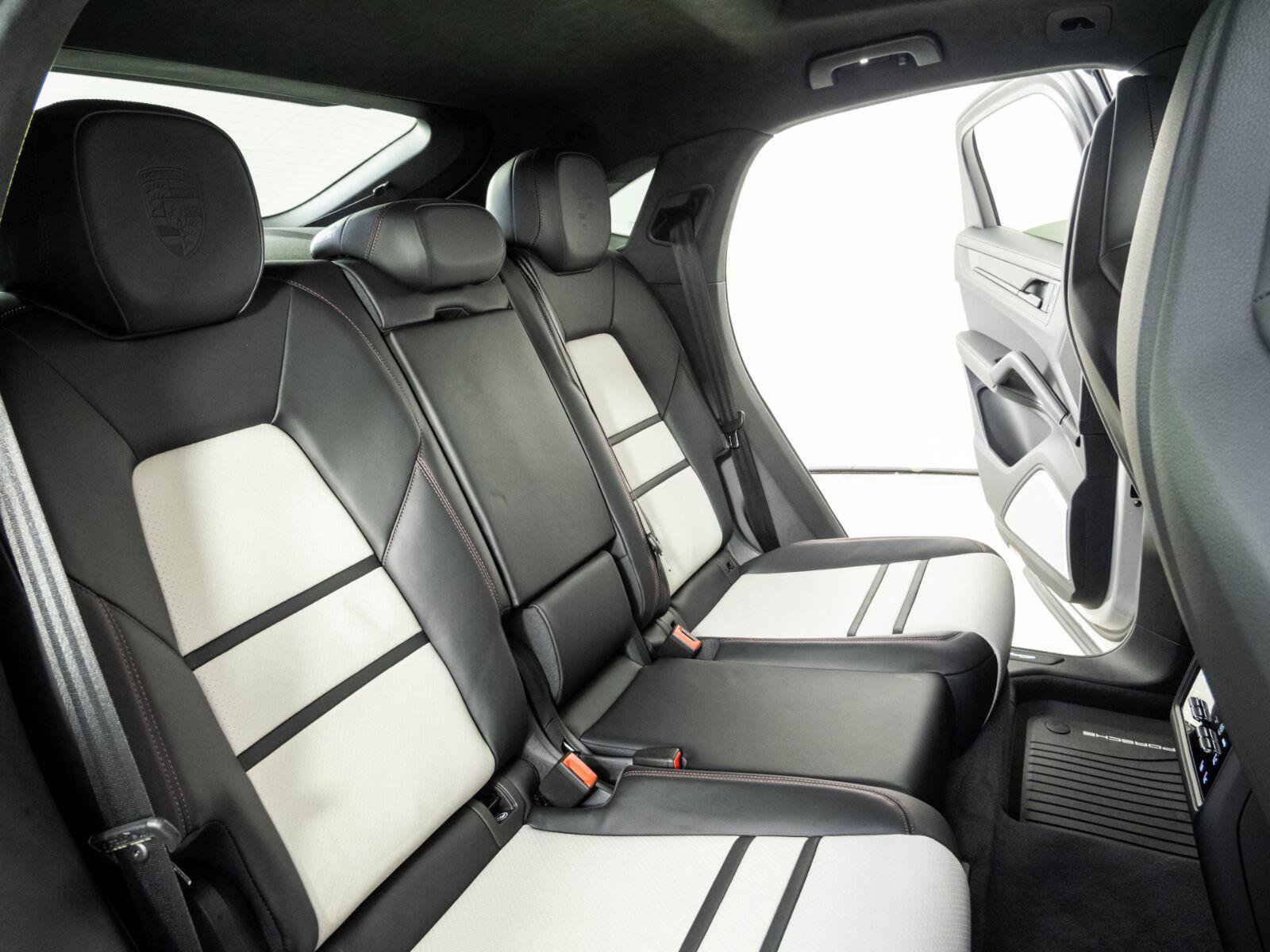 Certified 2026 Porsche Cayenne GTS AWD/4WD image 23