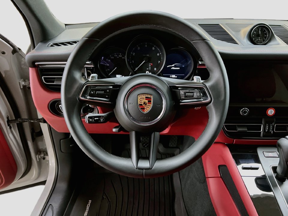 Certified 2025 Porsche Macan AWD/4WD image 12
