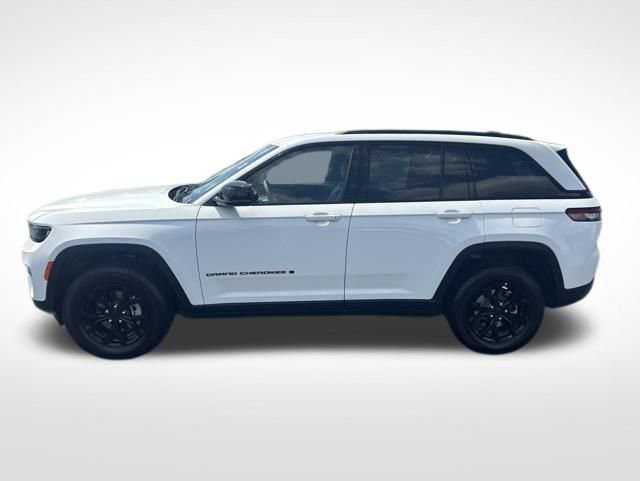 Used 2025 Jeep Grand Cherokee Altitude AWD/4WD image 2