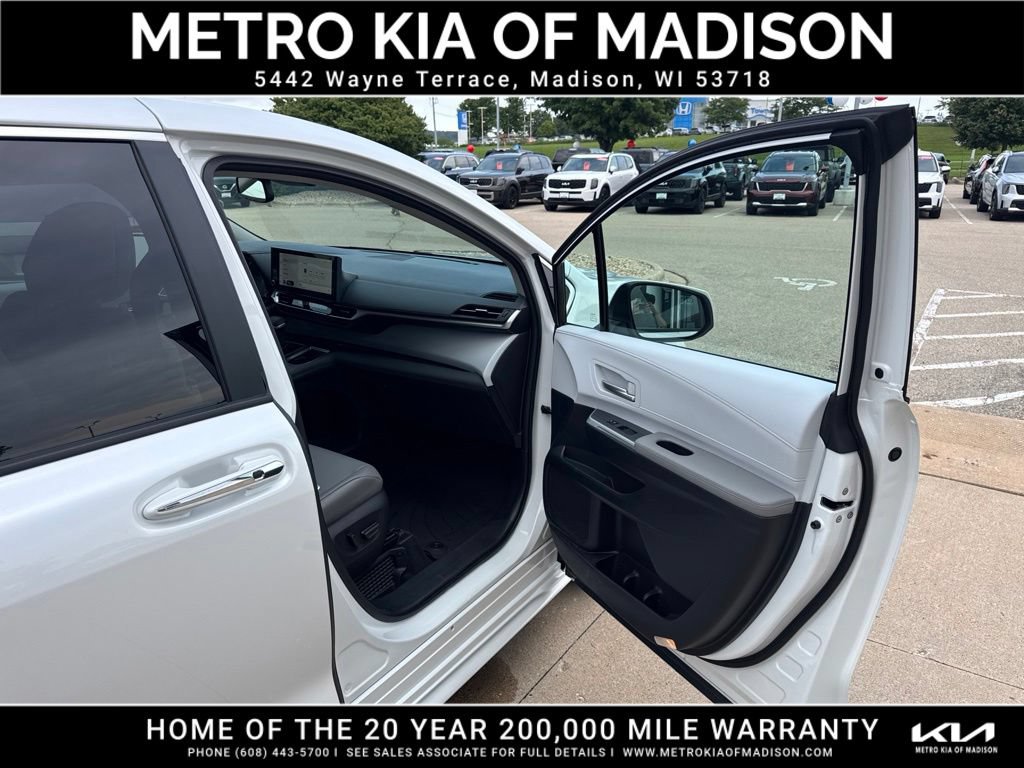 Used 2025 Toyota Sienna XLE AWD/4WD image 49