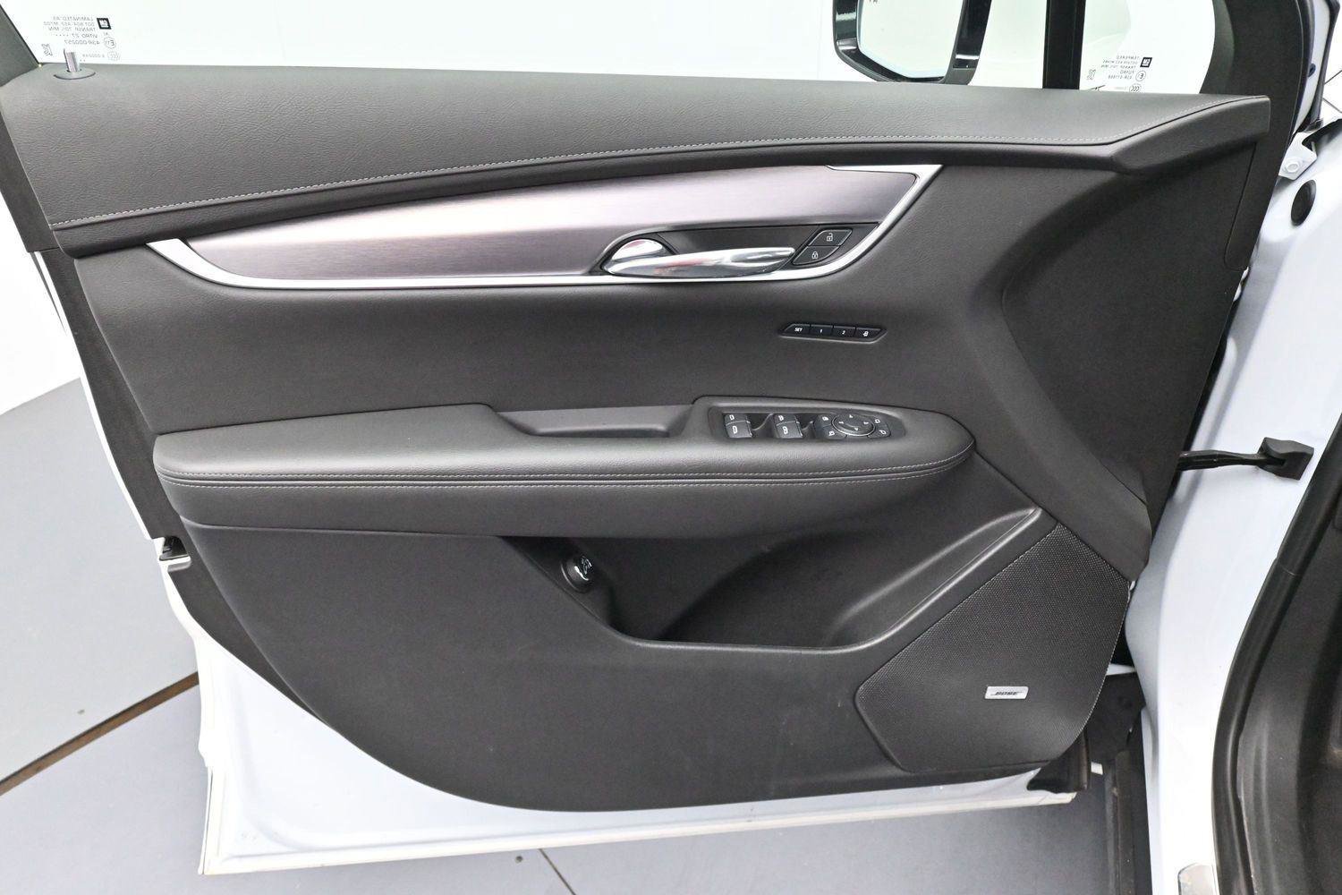 Certified 2025 Cadillac XT6 Luxury FWD image 12
