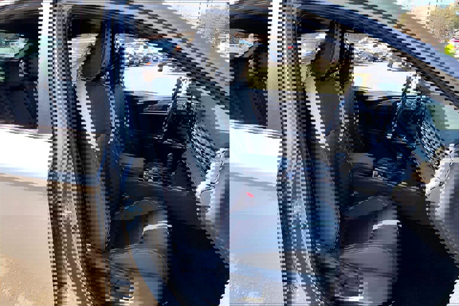 Used 2025 Toyota Camry SE w/ Convenience Package image 9