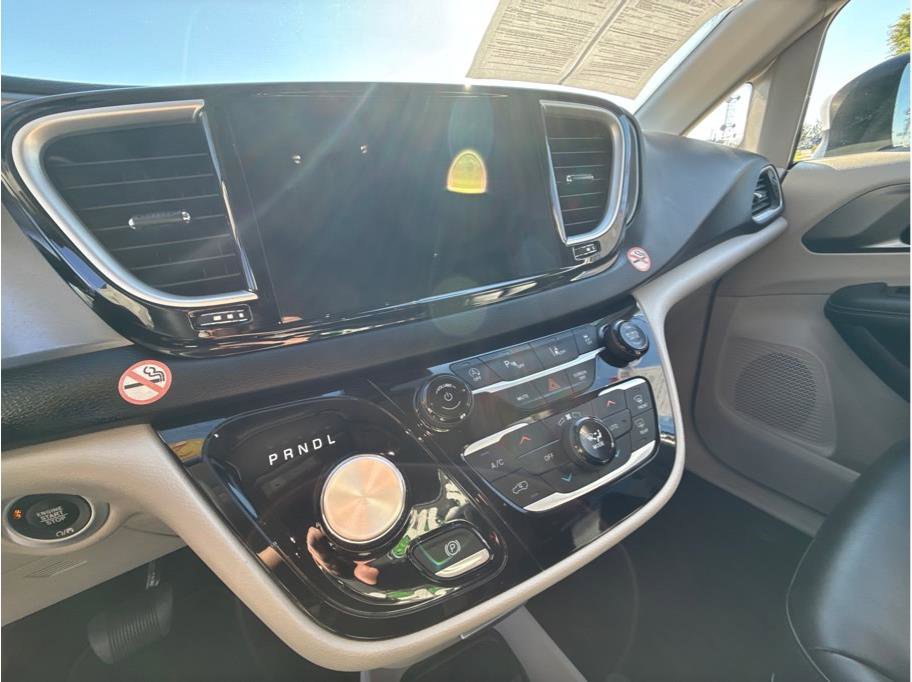 Used 2023 Chrysler Pacifica Touring-L FWD image 16