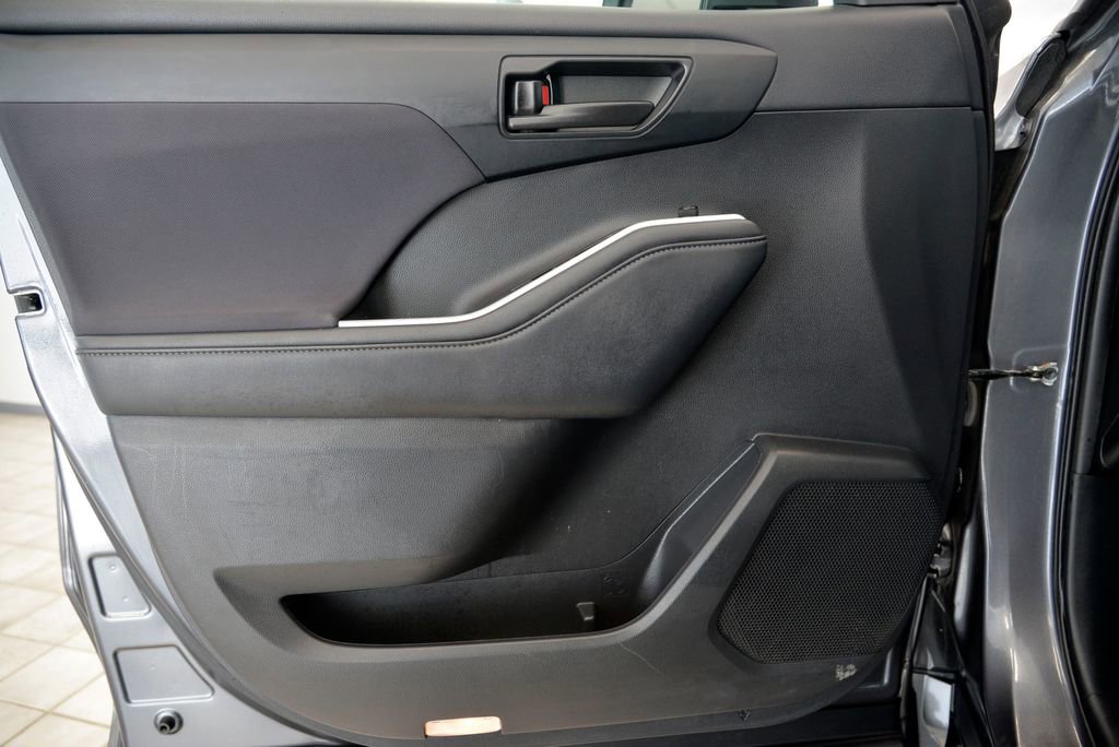 Used 2021 Toyota Highlander LE image 14