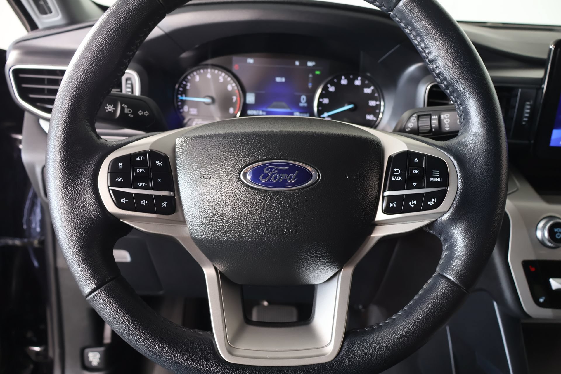Used 2022 Ford Explorer XLT w/ Equipment Group 202A AWD/4WD image 3