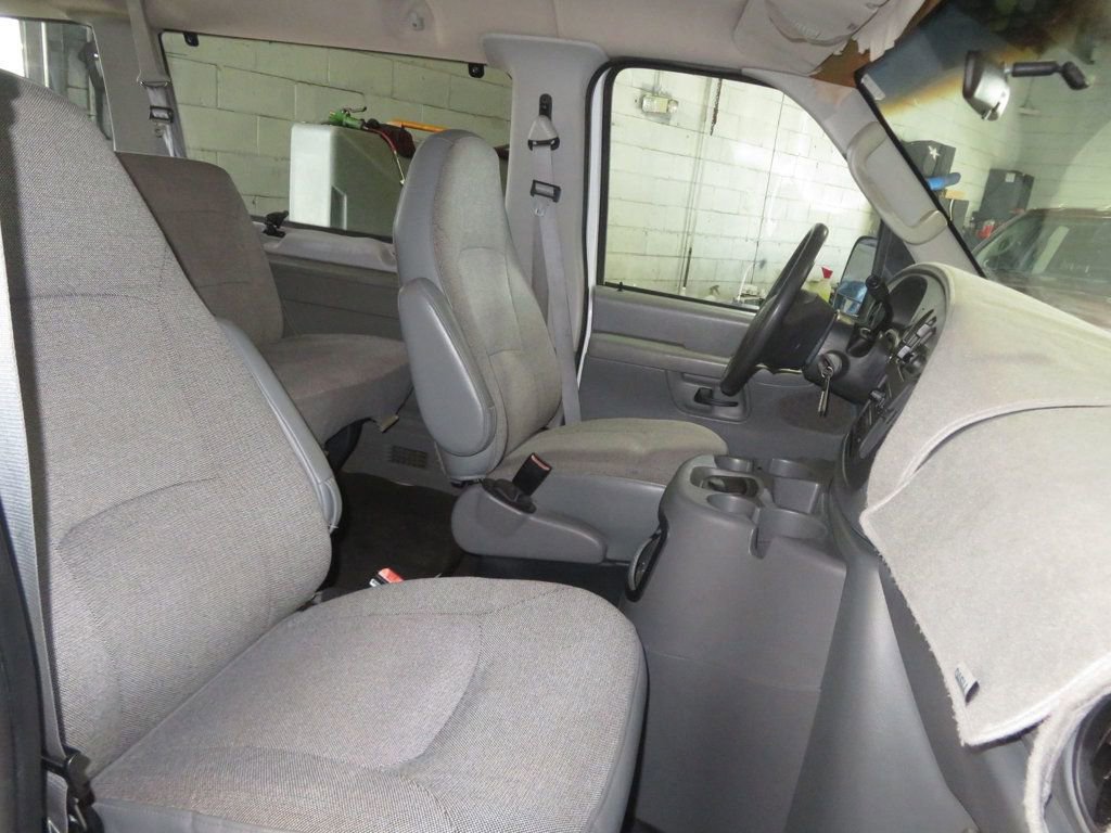 Used 2003 Ford E-350 and Econoline 350 Super Duty Wagon image 27