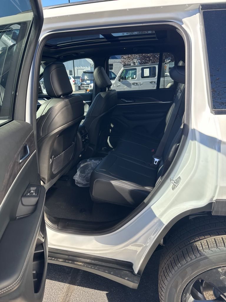 New 2025 Jeep Grand Cherokee Limited w/ Black Appearance Package image 10