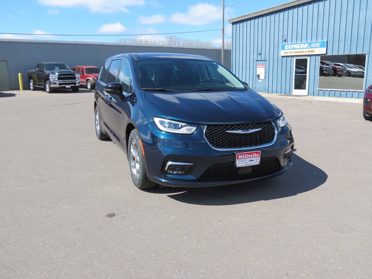 Used 2024 Chrysler Pacifica Limited w/ Trailer Tow Group FWD image 3