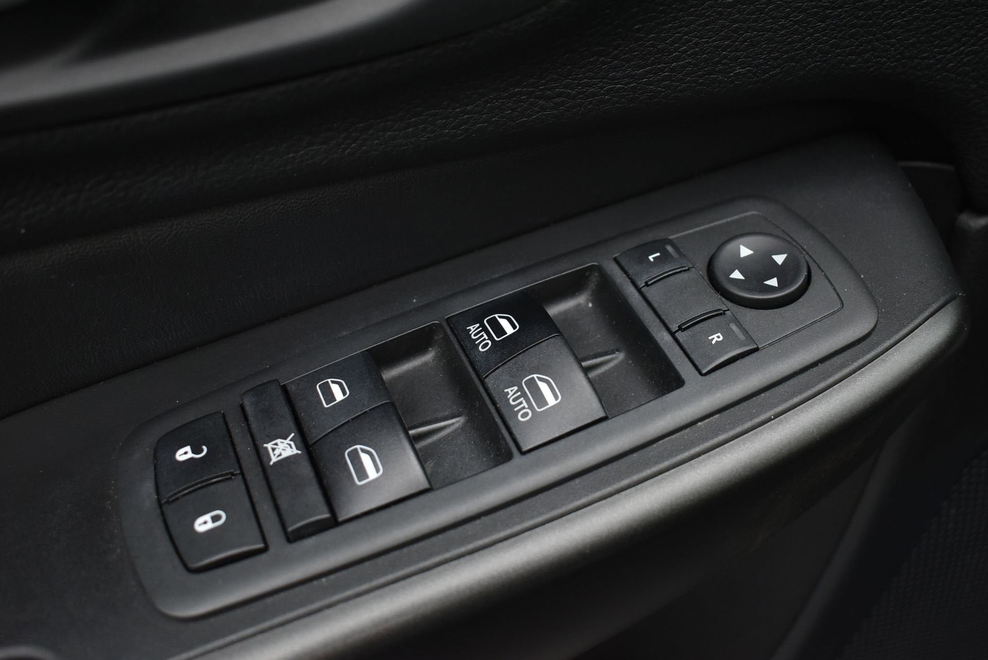 Used 2019 Jeep Cherokee Trailhawk w/ Comfort/Convenience Group AWD/4WD image 13