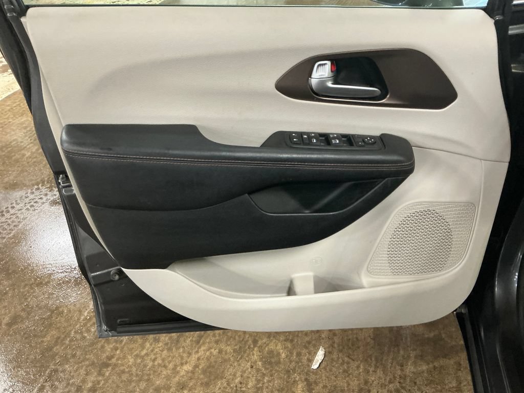 Used 2018 Chrysler Pacifica Touring Plus FWD image 15