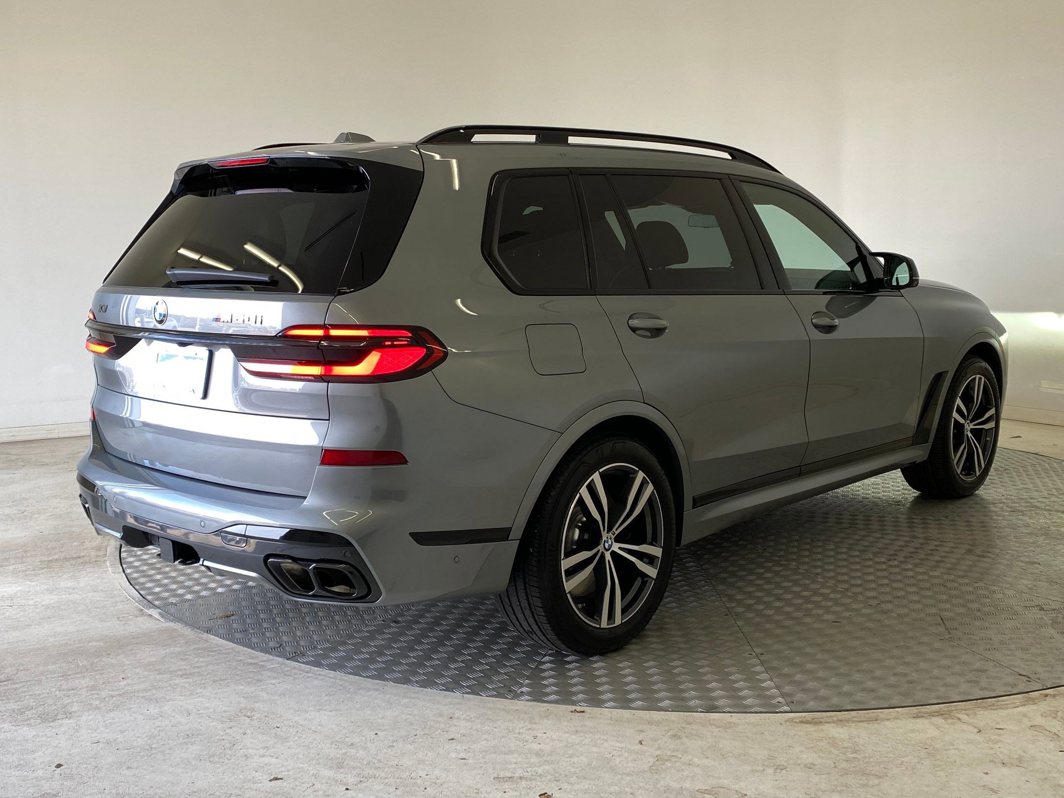 Used 2025 BMW X7 M60i w/ Executive Package image 9