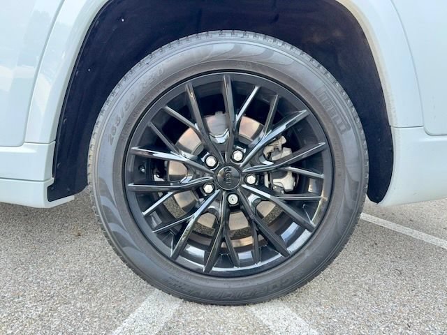 Used 2023 Jeep Grand Cherokee L Summit w/ Luxury Tech Group V AWD/4WD image 35