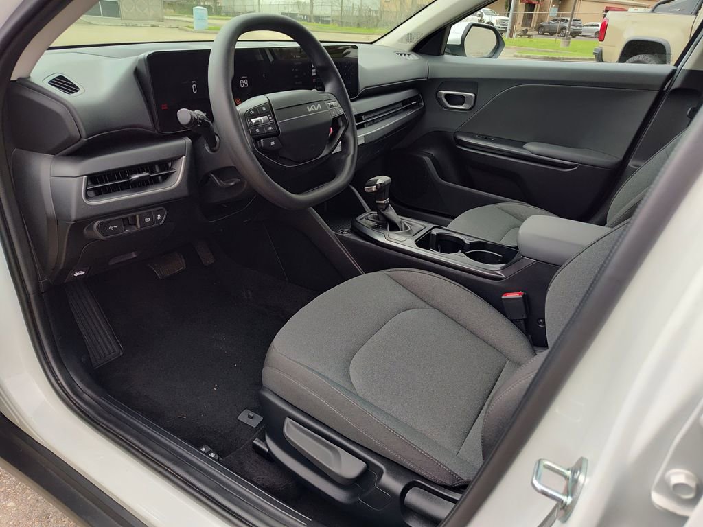 Used 2025 Kia K4 LXS FWD image 2