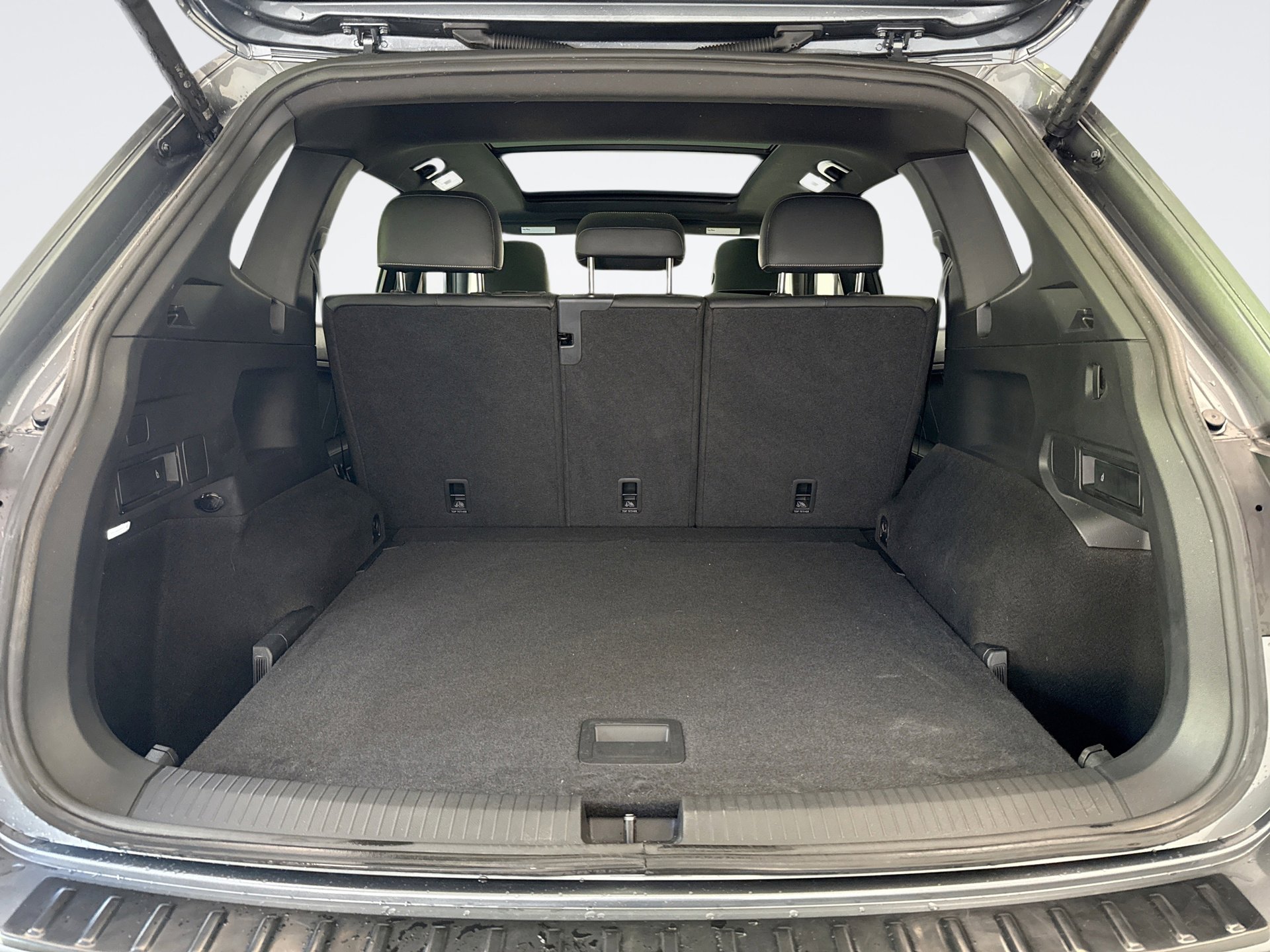 Used 2024 Volkswagen Tiguan SE R-Line AWD/4WD image 19
