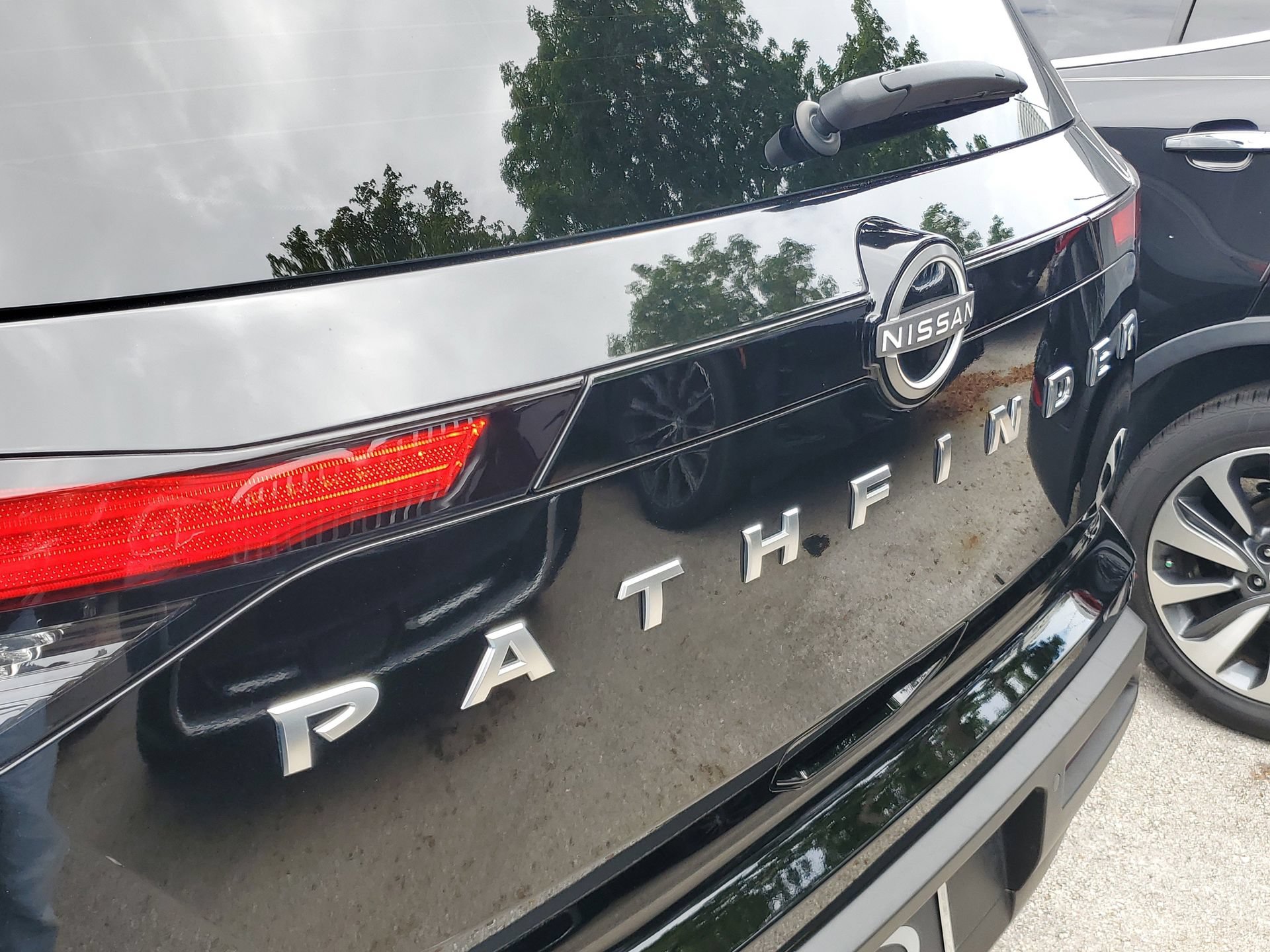 Used 2025 Nissan Pathfinder SV FWD image 6