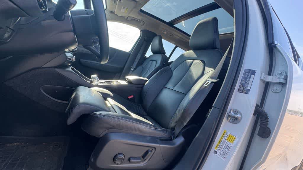 Certified 2023 Volvo XC40 B5 Plus w/ Driver Assist Package AWD/4WD image 17