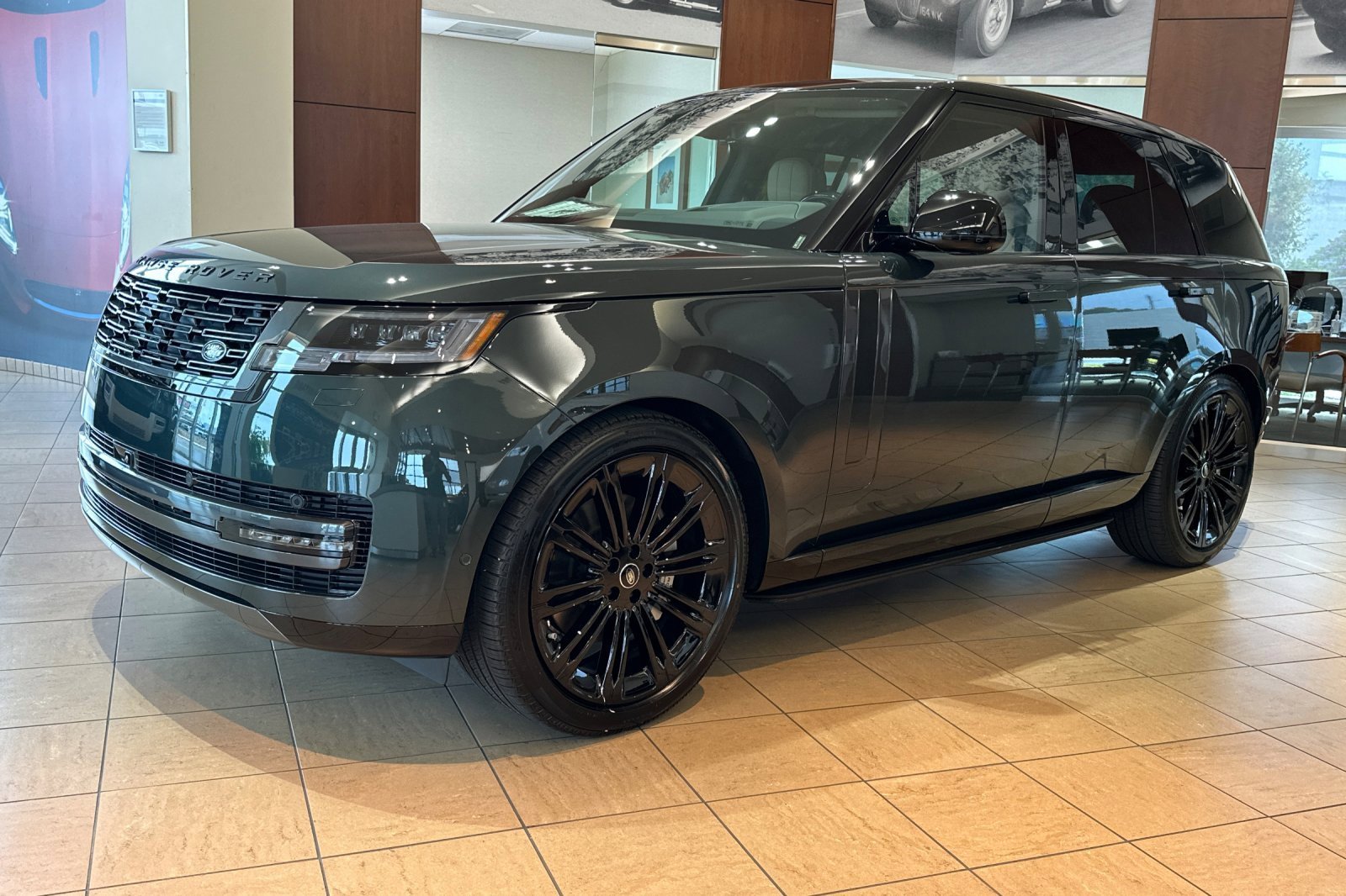 New 2025 Land Rover Range Rover SE