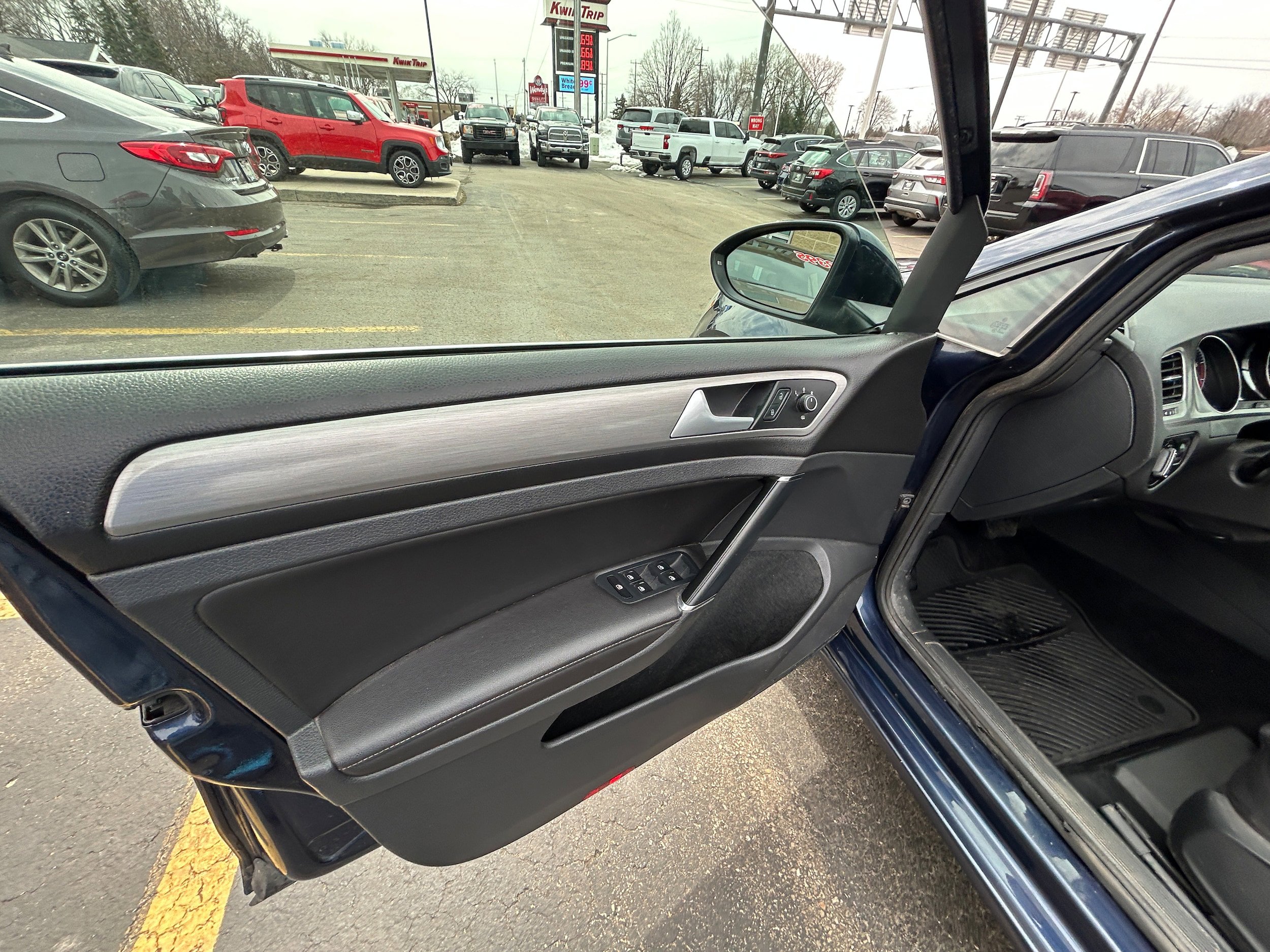Used 2016 Volkswagen Golf SE FWD image 7