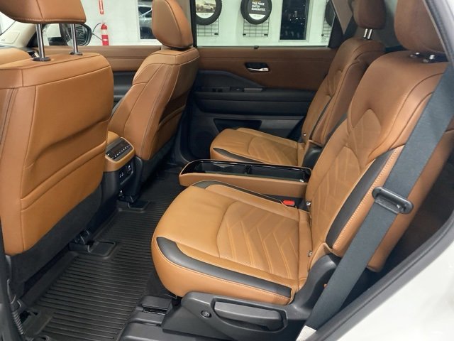 Used 2024 Nissan Pathfinder Platinum image 32