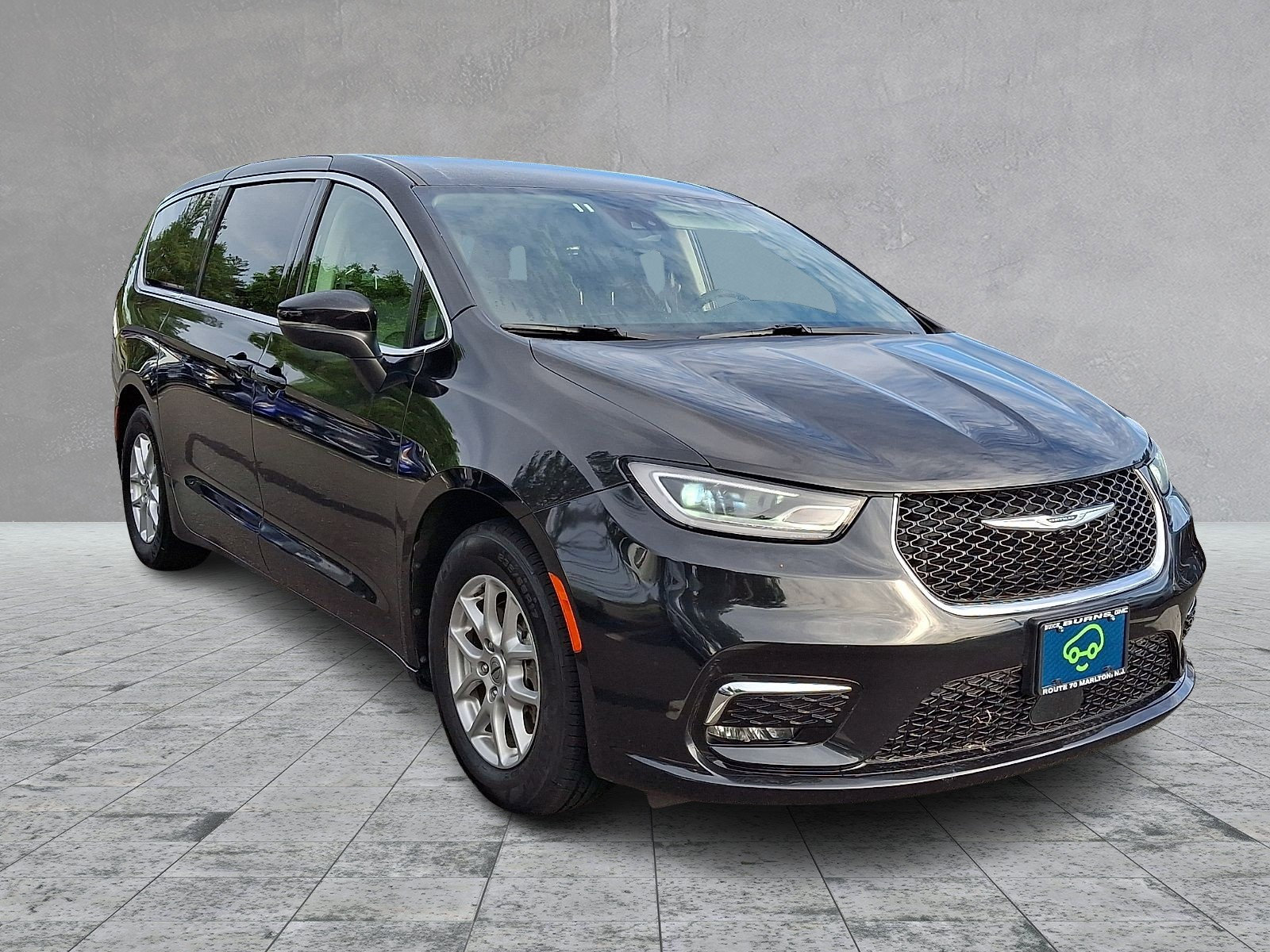 Used 2023 Chrysler Pacifica Touring-L FWD image 3