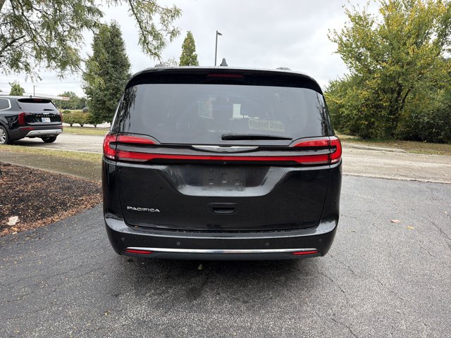Used 2021 Chrysler Pacifica Touring w/ Cold Weather Group FWD image 9
