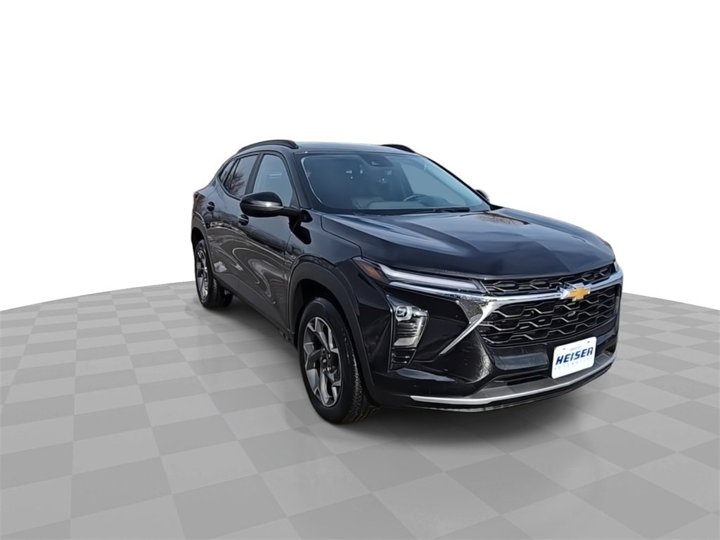 Used 2025 Chevrolet Trax LT w/ Driver Confidence Package image 2