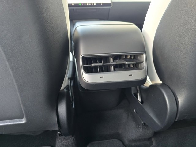 Used 2023 Tesla Model Y 2WD image 31