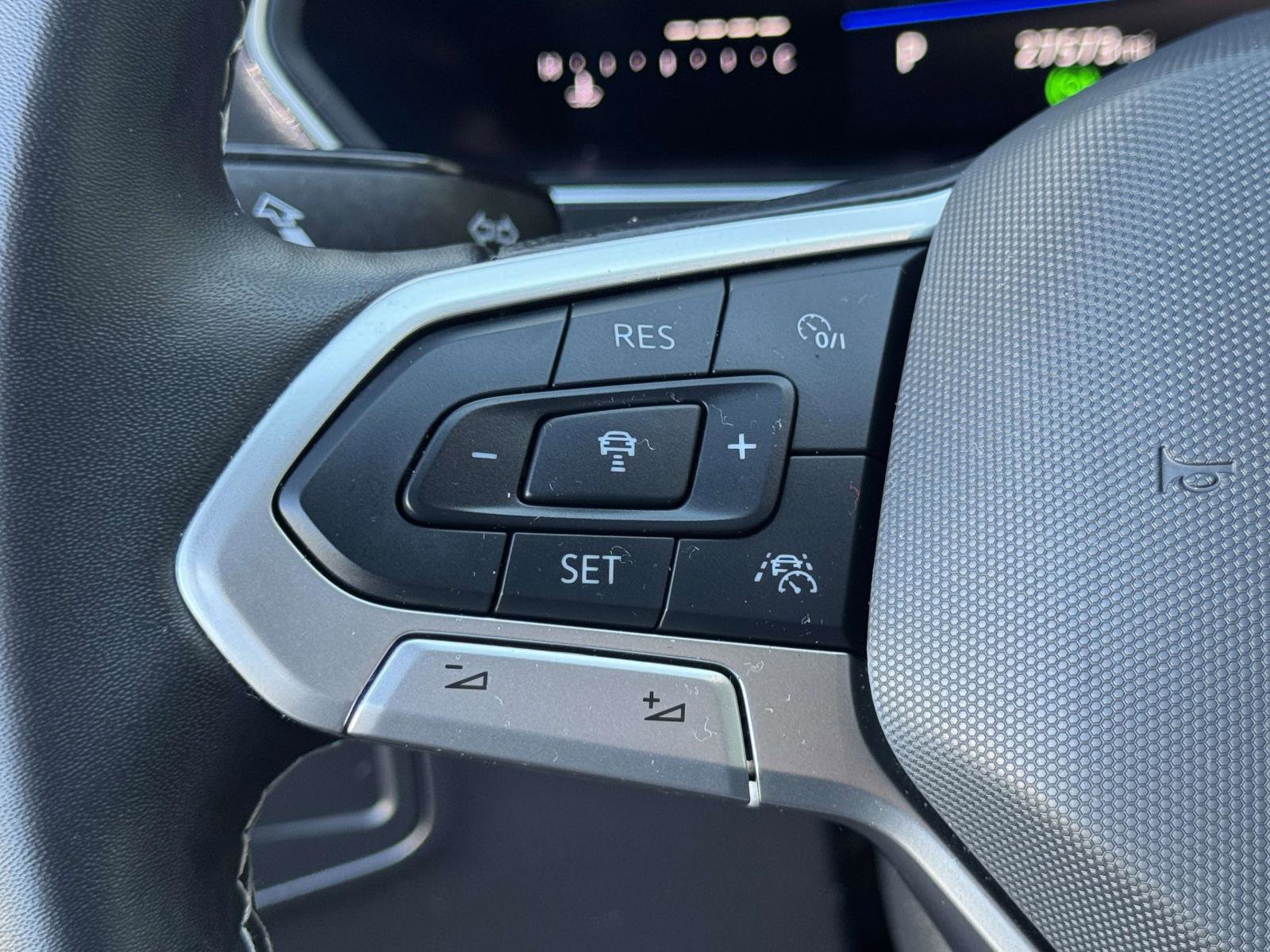 Used 2024 Volkswagen Tiguan SE w/ Panoramic Sunroof Package image 11