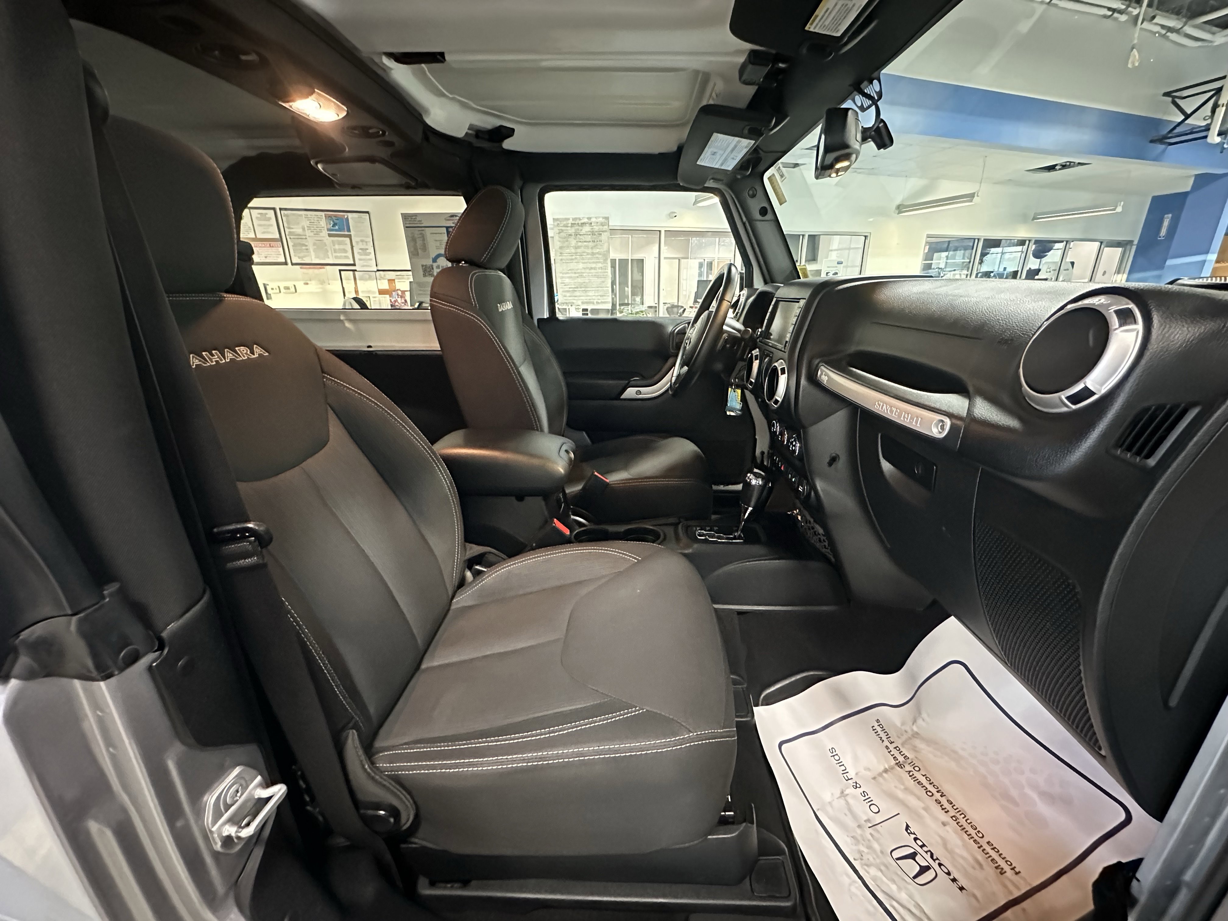 Used 2017 Jeep Wrangler Sahara w/ Connectivity Group AWD/4WD image 14