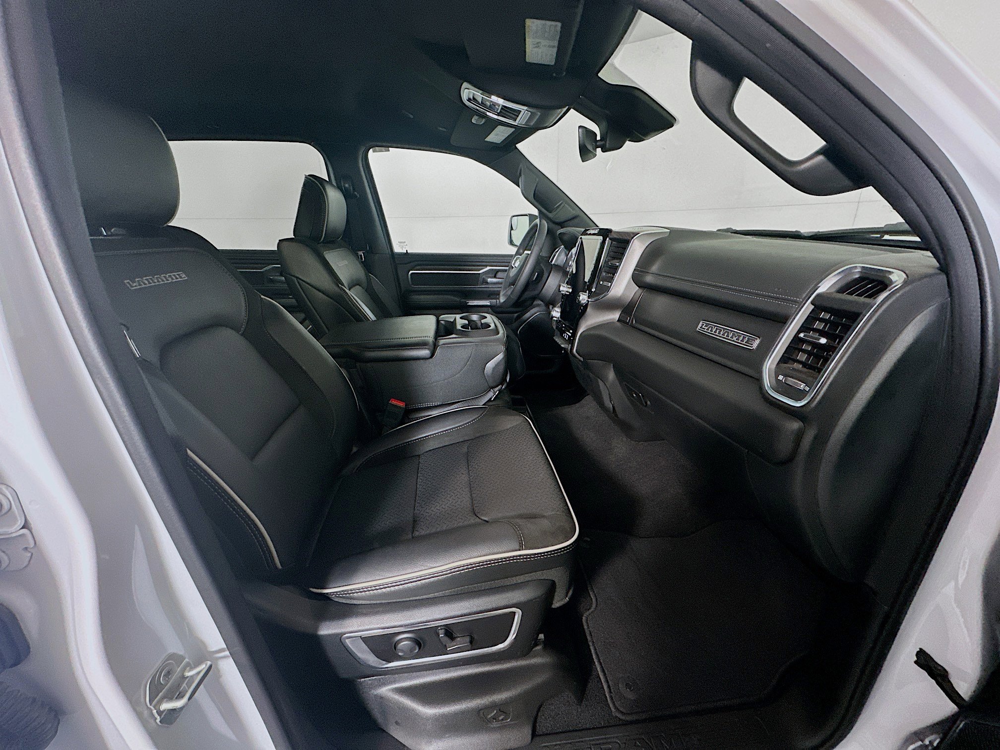 Used 2025 RAM 1500 Laramie image 32