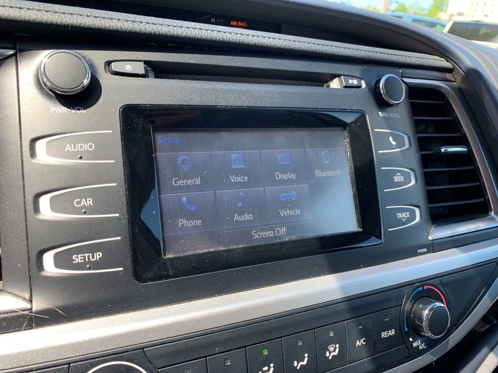 Used 2017 Toyota Highlander LE AWD/4WD image 24