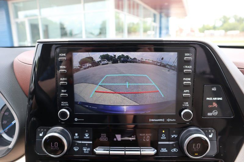 Used 2021 Toyota Highlander XLE image 13