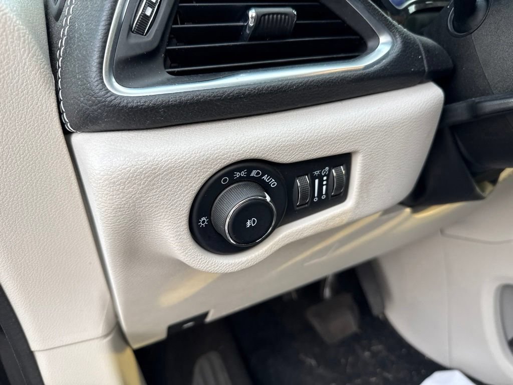 Used 2022 Chrysler Pacifica Limited FWD image 19
